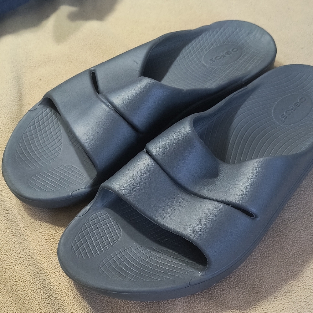 OOFOS Charcoal Comfort Slides